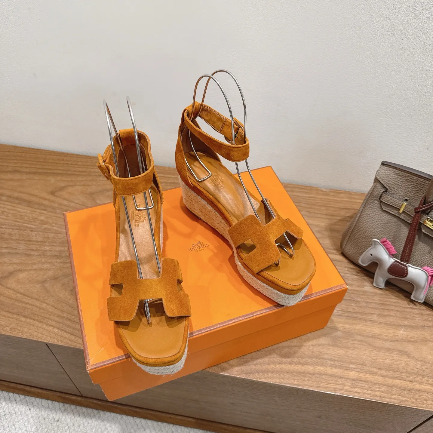 👟👟Ex-factory price 720👟👟 Hermes... a Eclair 2025 new color + popular series, the version is super positive, with a certain thickness, which makes the legs longer! Breathable, comfortable calfskin, spring and summer color matching, this item is both beautiful and comfortable! Channel supply code size: 35-39 can be ordered as 40.41 with airplane box ➕20